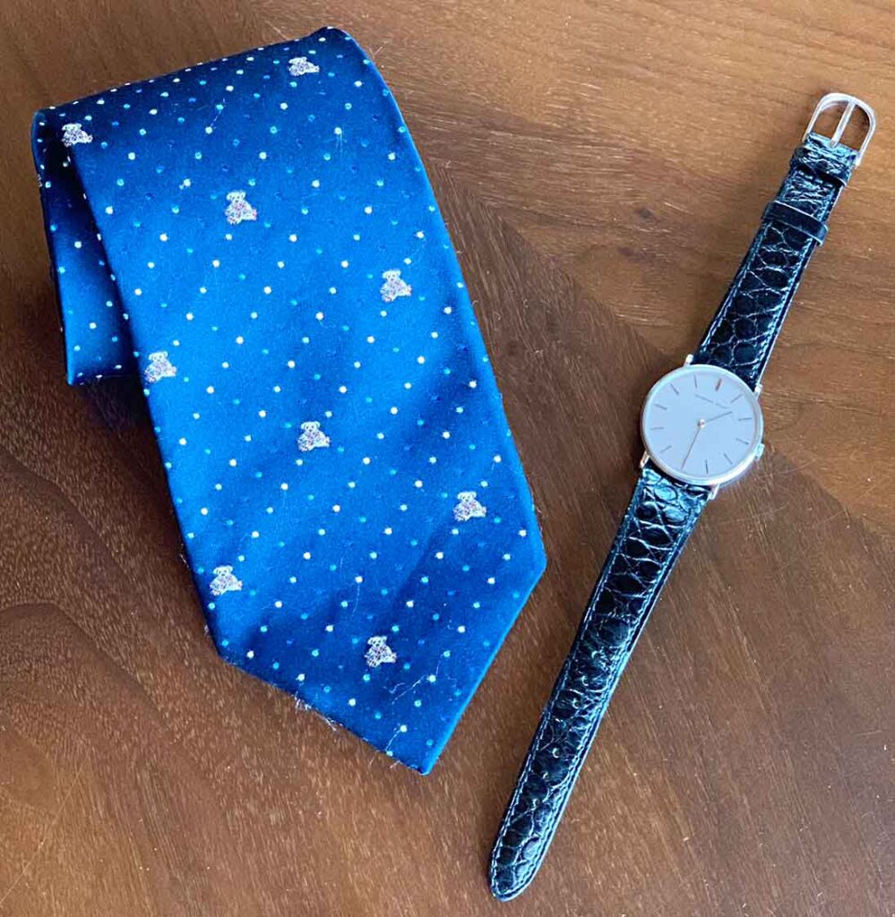 熊柄の青ネクタイと時計